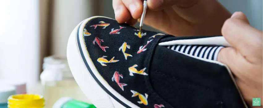 HHTS-A hand painting gold fish design on black canvas shoe